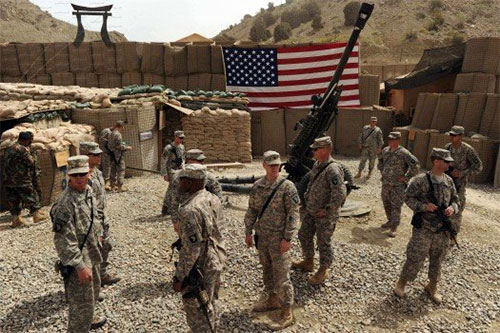soldados estadounidenses en una base militar en Siria EEUU construye una nueva base militar en la frontera entre Iraq y Siria